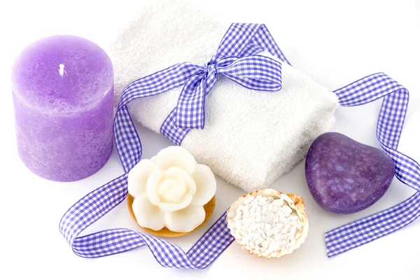 Spa et accessoires de bain avec savon, serviette et sel de mer — Photo