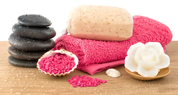 Spa et accessoires de bain avec savon, serviette et sel de mer — Photo