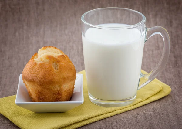 Glas Milch und Muffin — Stockfoto