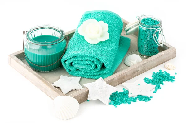 Spa et accessoires de bain avec savon, serviette et sel de mer — Photo