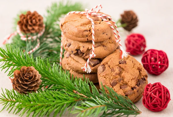 Zátiší s vánoční cukroví, jedle a borovice kuželový — Stock fotografie
