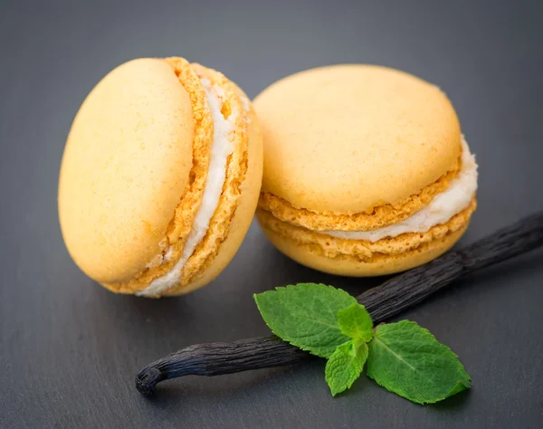 Macaroons with vanilla beans — Stock Photo, Image