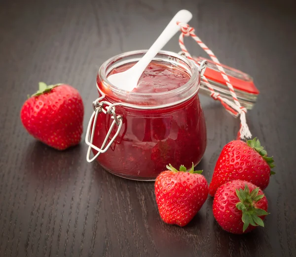 Strawberry jam and fresh berries — Stock Photo, Image