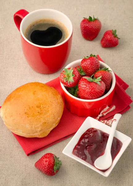 Brot mit Erdbeermarmelade und frischer Erdbeere — Stockfoto