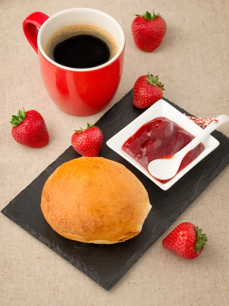 面包与草莓酱和新鲜草莓 — 图库照片