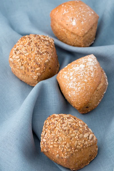 Pão rola em uma toalha na mesa — Fotografia de Stock