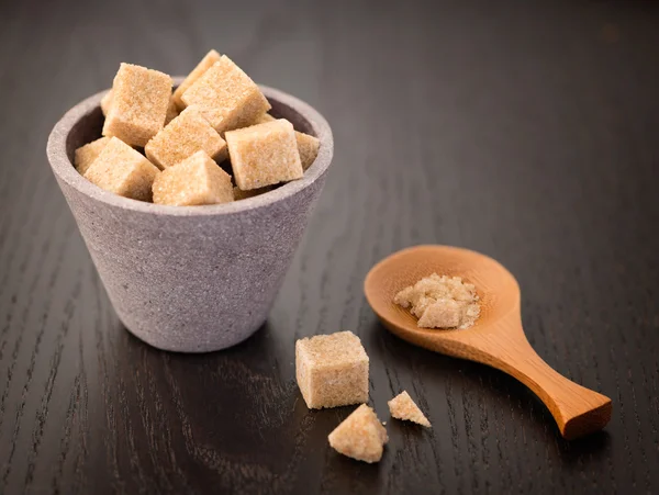 Zucchero di canna cubetti in un piatto di ceramica — Foto Stock