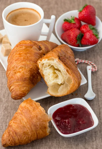 Frühstück mit Erdbeermarmelade, frischen Erdbeeren und Kaffee — Stockfoto