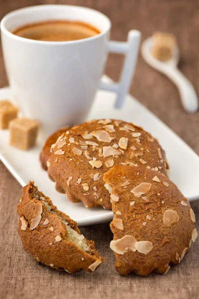 Biscoitos de batatas fritas com amendoim e café — Fotografia de Stock