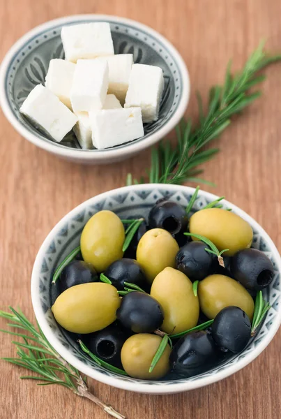 Feta-Käse in Würfel geschnitten mit Oliven — Stockfoto