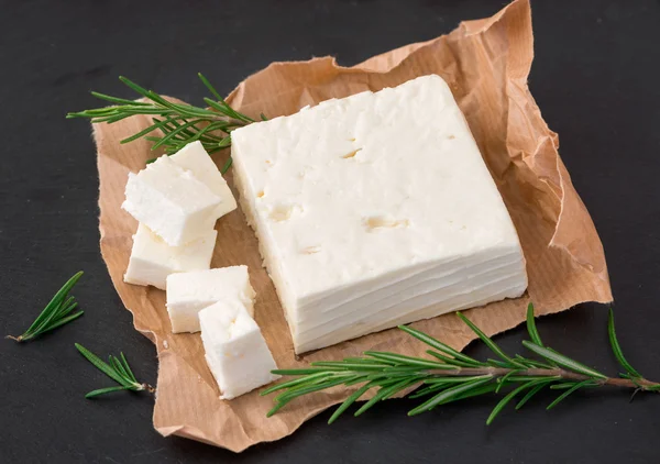 Delizioso formaggio feta greco e rosmarino — Foto Stock