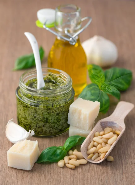 Pesto fresco com manjericão — Fotografia de Stock