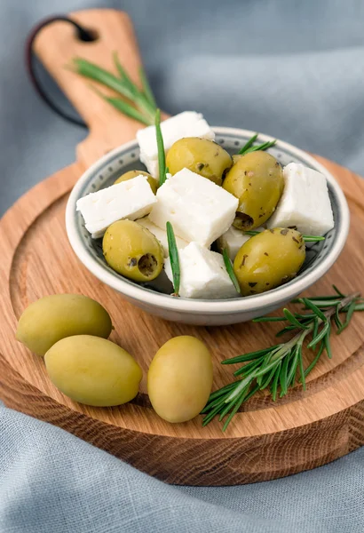 Queso feta en cubitos con aceitunas —  Fotos de Stock