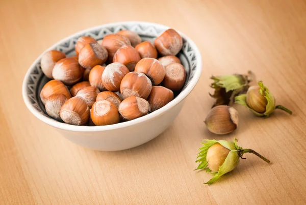 Hazelnuts with shell on the wooden table — Stock Photo, Image