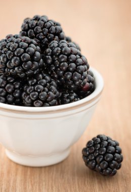 Olgun taze böğürtlen dolu kase