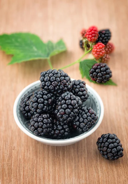 满满一碗的成熟新鲜的黑莓 — 图库照片