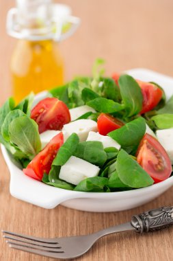 Masanın üzerine peynirli mısır salata