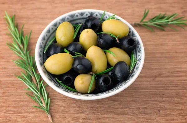 Olivy s rosemary v keramické misce — Stock fotografie
