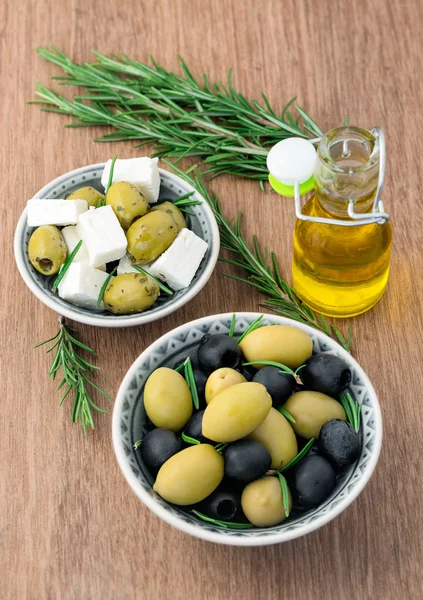 Cubed fetakaas met olijven — Stockfoto