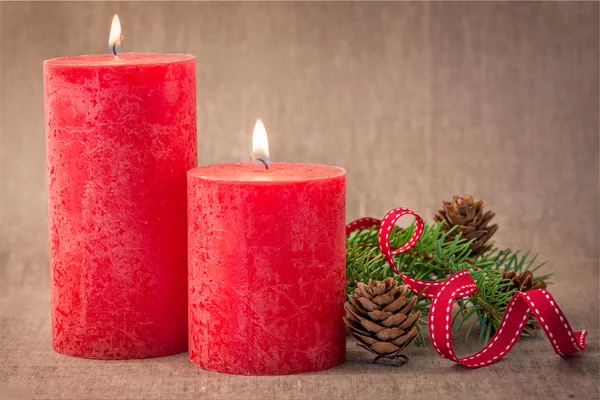クリスマスの装飾: fir 小枝、キャンドル、コーン — ストック写真