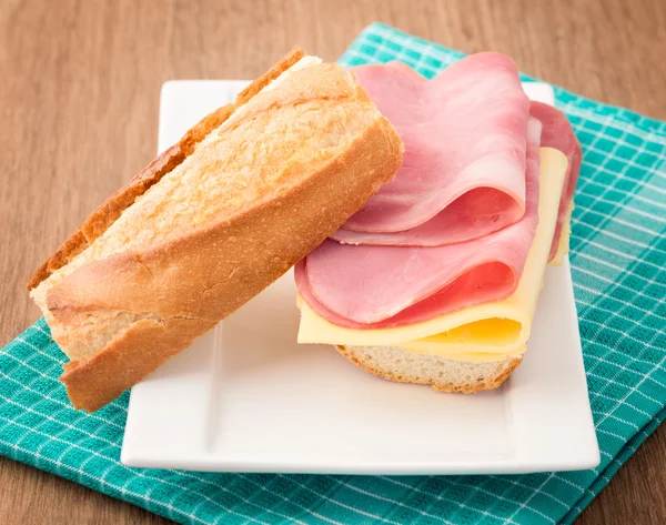 Sandwich mit Schinken und Käse aus frisch geschnittenem Baguette. — Stockfoto