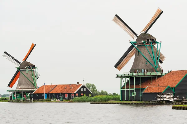 Moulins à vent traditionnels néerlandais avec canal près d'Amsterdam, Holl — Photo