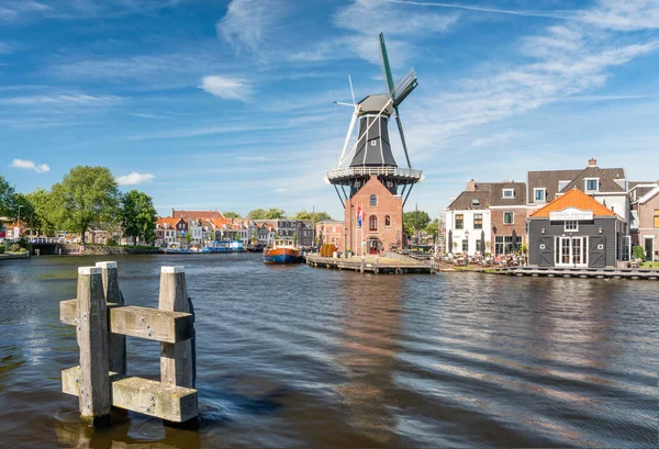 Vista en Haarlem, Holanda con molino de viento —  Fotos de Stock