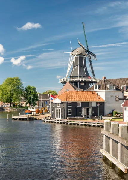 Kijk in haarlem, Nederland met molen — Stockfoto