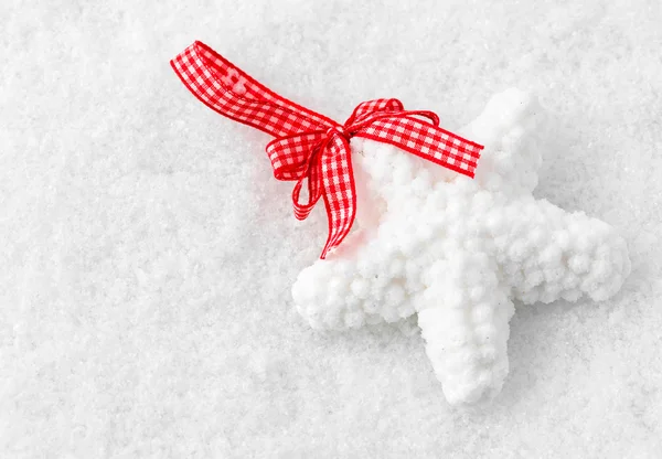 Décorations de Noël sur fond de neige blanche — Photo