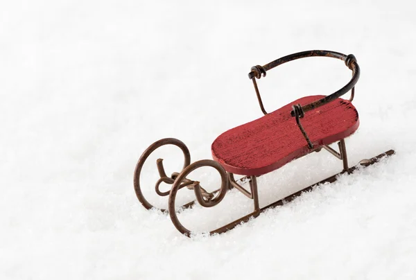 Rød slede i snøen – stockfoto