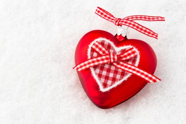 kar beyaz arka plan üzerinde Noel süsleri