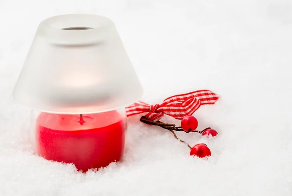 背景が白い雪のクリスマスの装飾 — ストック写真