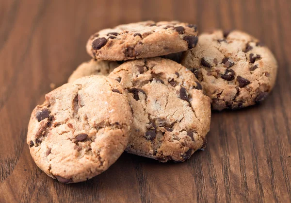 Galletas de chispas de chocolate sobre fondo de madera —  Fotos de Stock