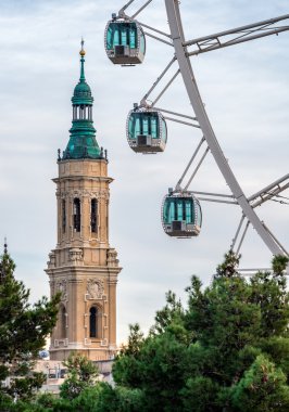 Görünüm bazilika sütun: Zaragoza, İspanya.