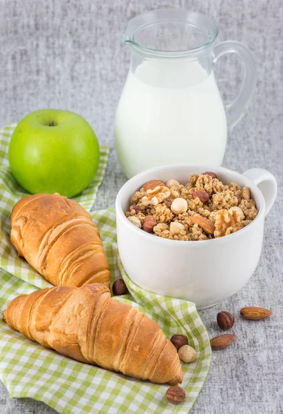 Desayuno saludable con leche y fruta fresca y cereales —  Fotos de Stock
