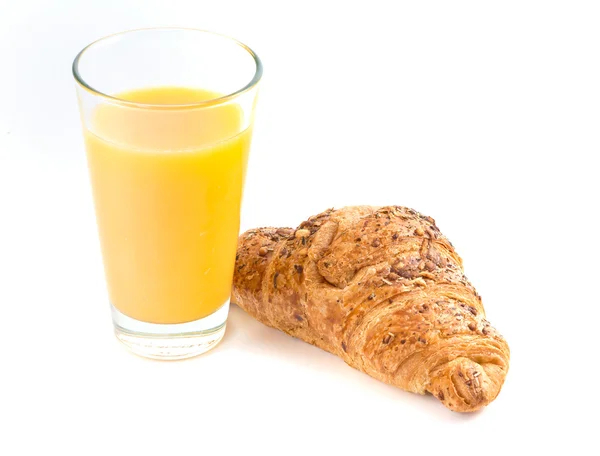 Croissant fresco crocante com suco de laranja — Fotografia de Stock