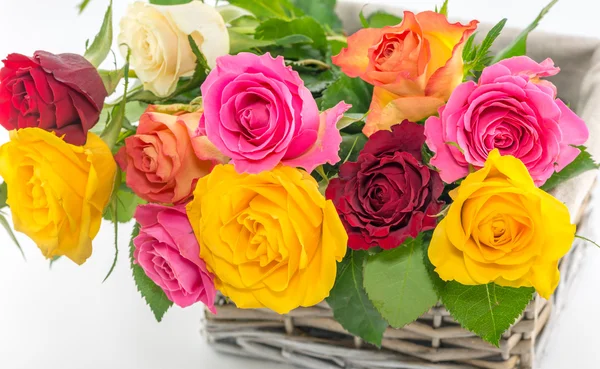 Jemné růže do vázy izolovaných na bílém pozadí — Stock fotografie
