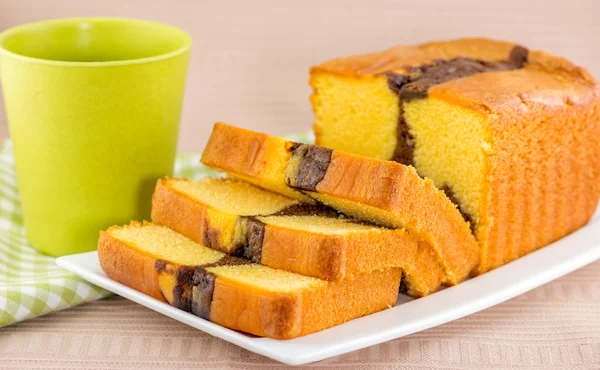 Torta de vainilla y chocolate en rodajas — Foto de Stock