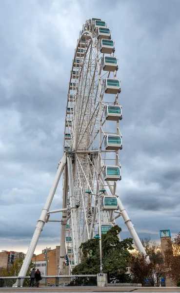 Ferris wheel bås i zaragoza, Aragonien, Spanien — Stockfoto