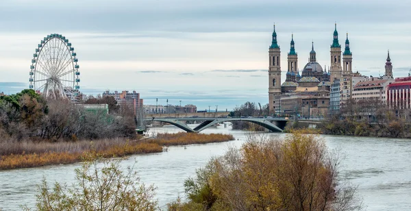 Pohled na baziliku pilíře v zaragoza, Španělsko. — Stock fotografie