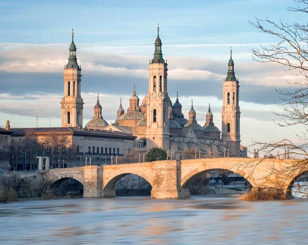 Görünüm bazilika sütun: Zaragoza, İspanya. — Stok fotoğraf