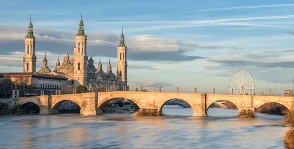 Vista do Pilar da Basílica em Zaragoza, Espanha . — Fotografia de Stock