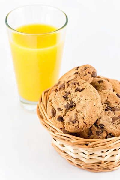 Čokoláda čip cookies a sklenice pomerančové šťávy — Stock fotografie