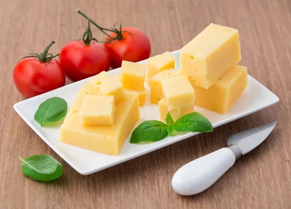 Käse, Basilikumblätter und Tomaten — Stockfoto