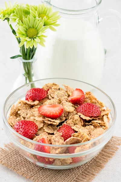 Desayuno por la mañana con copos de maíz y fresa fresca —  Fotos de Stock