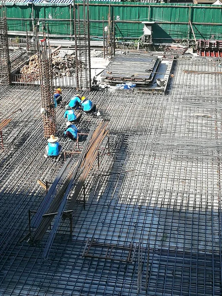 Top View Worker Working Steel Structure Ground Floor Construction Site — стоковое фото