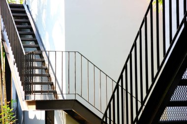 İki siyah demir merdiven soyut deseni süsler