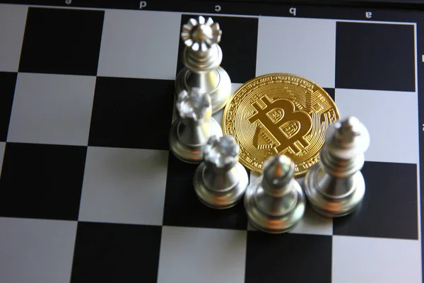 Gümüş satrançlı bitcoin, bitcoin konsepti