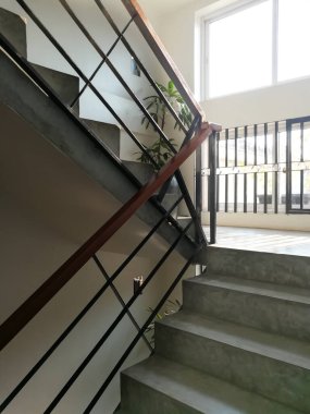 Çerçeve pencereli binanın yukarı ve aşağı beton merdiveni.