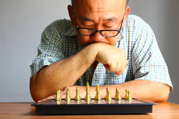 Seniro Man Looking Golden Chess Pieces Chess Game — Stock Photo, Image